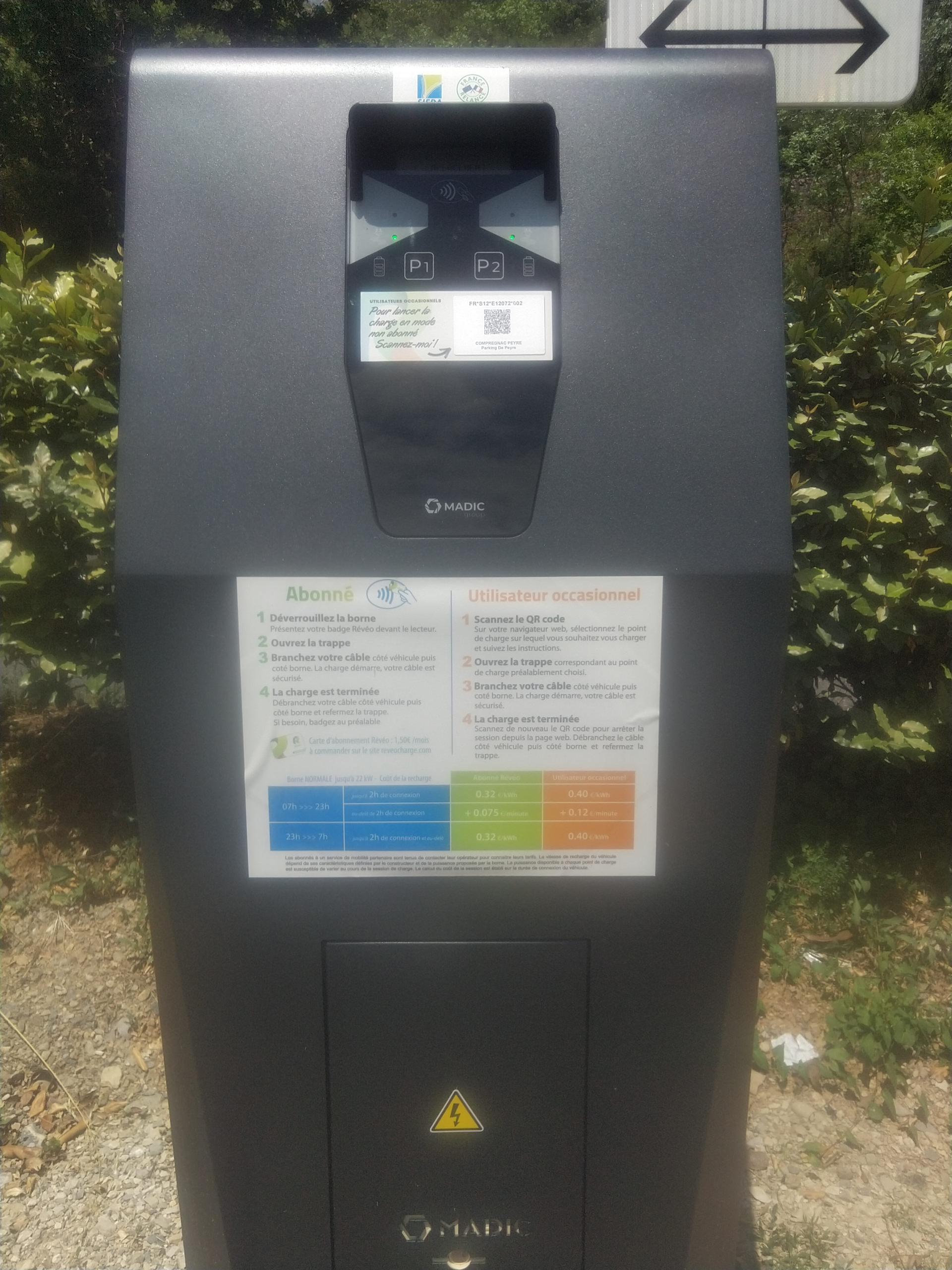 Lire la suite à propos de l’article Les bornes électriques sont en place et fonctionnelles à Peyre et à Comprégnac. Possibilité d’avoir 3 moyens d’accès au service (badge, QR Code, application mobile) Possibilité de recharger 2 véhicules simultanément 🔌🔋🔌🔋