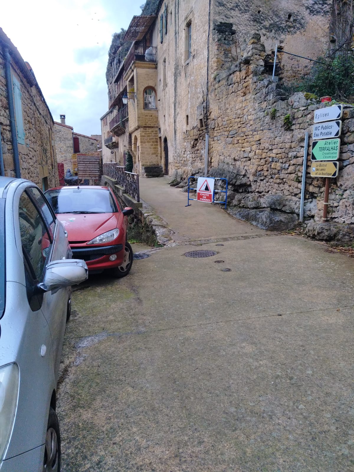 Lire la suite à propos de l’article Attention danger à Peyre, chutes de pierres ou autres … rue de la vieille église.