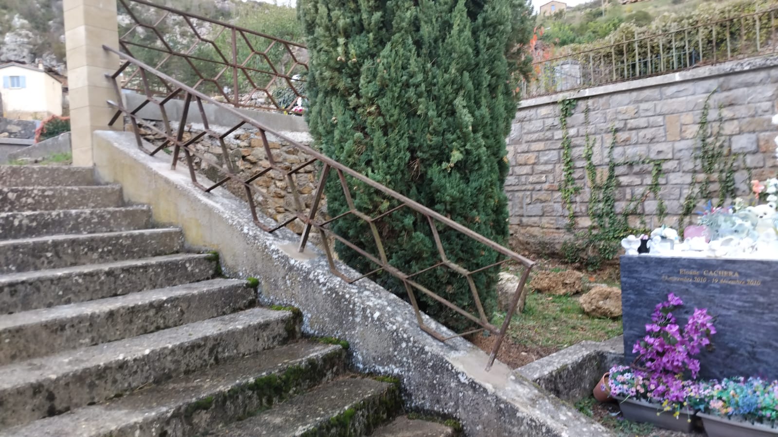 Lire la suite à propos de l’article A la demande de Peyrelins, Eric et Cédric ont posé une rambarde sur l’escalier du cimetière de Peyre.